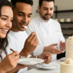 Młoda para podczas degustacji różnych tortów weselnych w nowoczesnej cukierni, z uśmiechem skosztowała próbkę klasycznego biszkoptu