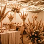 Sala weselna udekorowana w stylu boho z pampasgrass, naturalnymi kwiatami, lampkami girlandowymi i lnianymi biegnikami na stołach