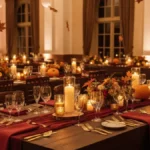 Elegancka sala weselna z jesiennymi dekoracjami - dynie, świece, liście w kolorach brązu i złota