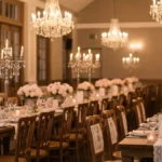 Elegancka sala weselna w stylu vintage z świecznikami, kwiatami w puszkach i starymi lampami wiszącymi