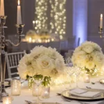 Sala weselna w stylu white wedding z bielą, srebrem i zimowymi dekoracjami, kwiaty białe, oświetlenie lampkami, elegancka kolorystyka